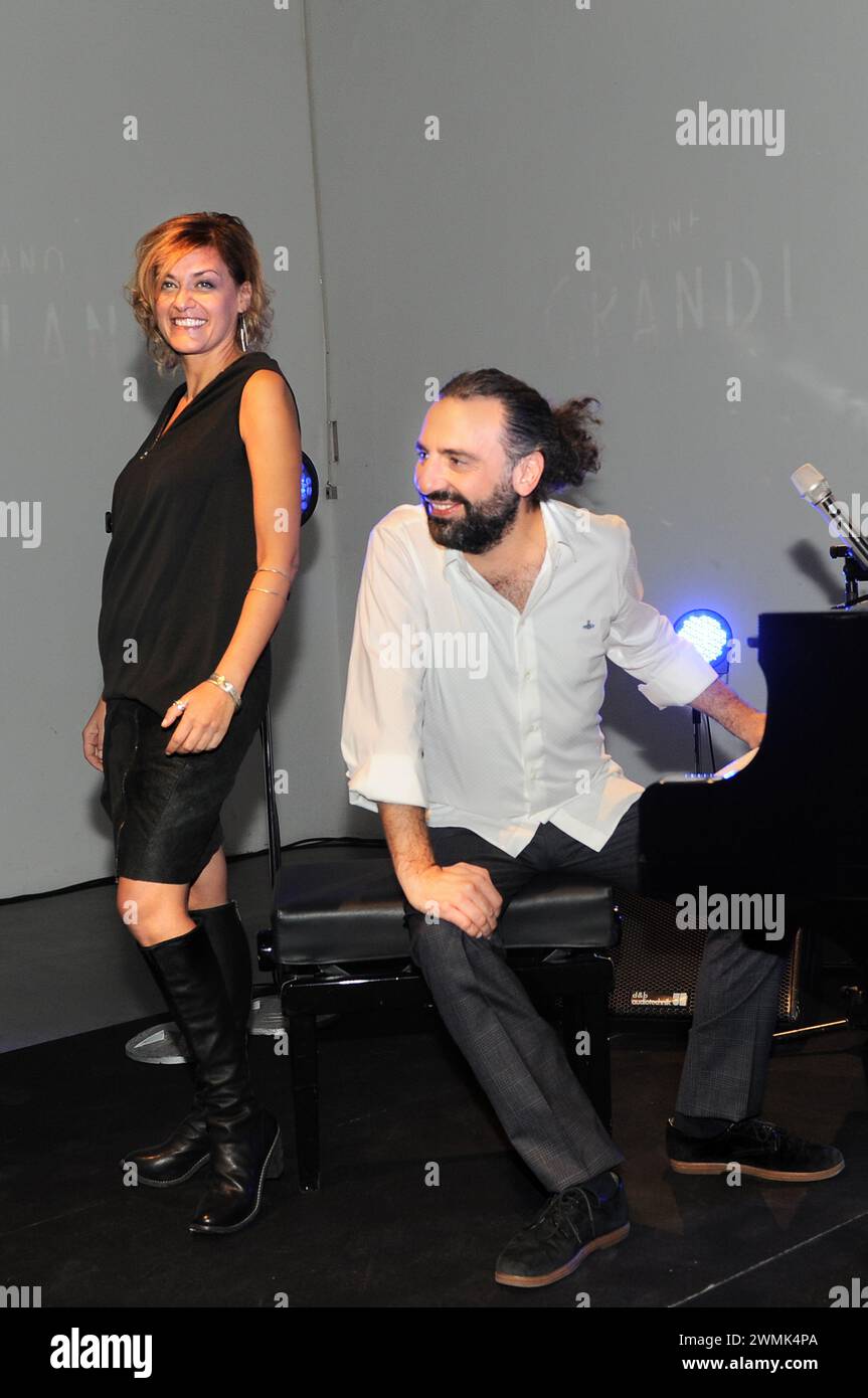 Milano Italia 22/10/2012: Irene grandi, cantante italiana, e il pianista jazz Stefano Bollani durante la presentazione del nuovo album di cover "Irene grandi & Stefano Bollani" Foto Stock