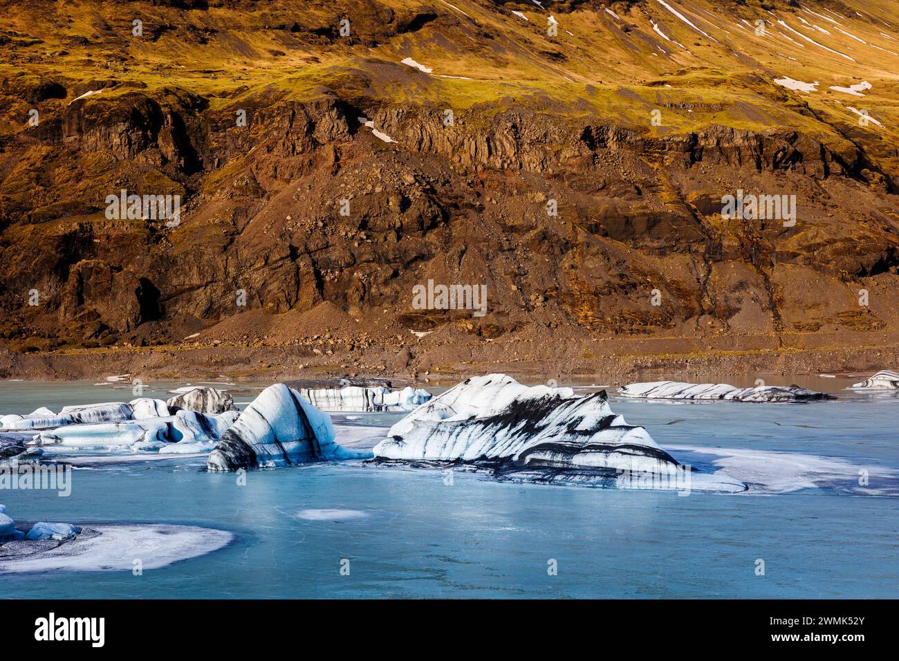 Enorme massa di ghiaccio artico vatnajokull in islanda, bellissimo e massiccio ghiacciaio colorato di bianco, blu e verde. Iceberg galleggianti ghiacciati in un paesaggio invernale ghiacciato e naturale. Foto Stock