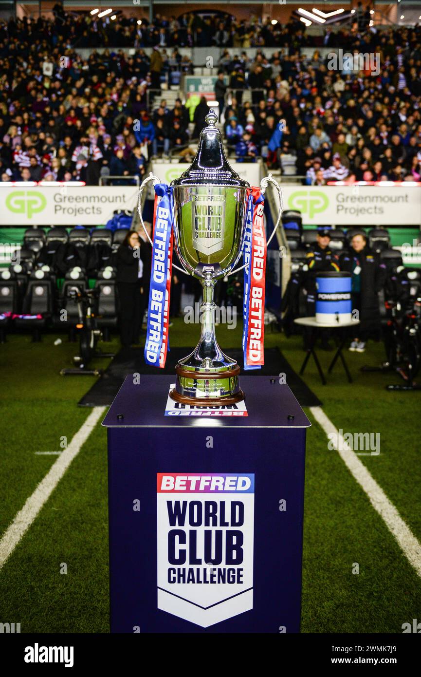 Wigan, Inghilterra - 24 febbraio 2024 - Trofeo. Rugby League Betfred World Club Challenge, Wigan Warriors vs Penrith Panthers al DW Stadium, Wigan, UK Dean Williams Foto Stock