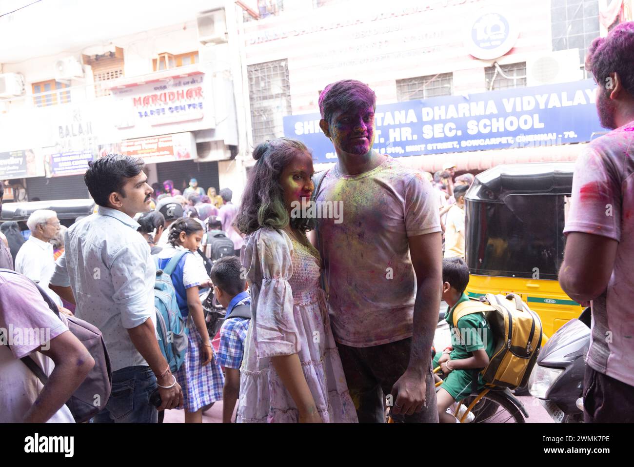 Chennai, Tamilnadu India - 8 marzo 2023 : colorata festa di Holi da parte di un gran numero di persone locali in via Mint, ritratto del festival Holi o. Foto Stock