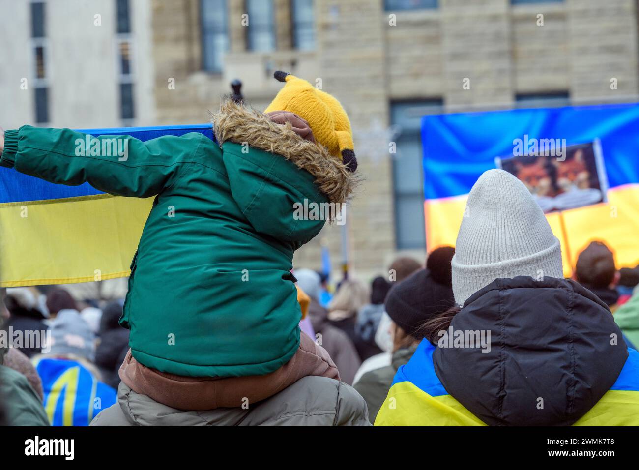 Ucraini alla piazza municipale di Calgary, segnano due anni dall'inizio della guerra. 24 febbraio 2024, Alberta, Canada. Foto Stock
