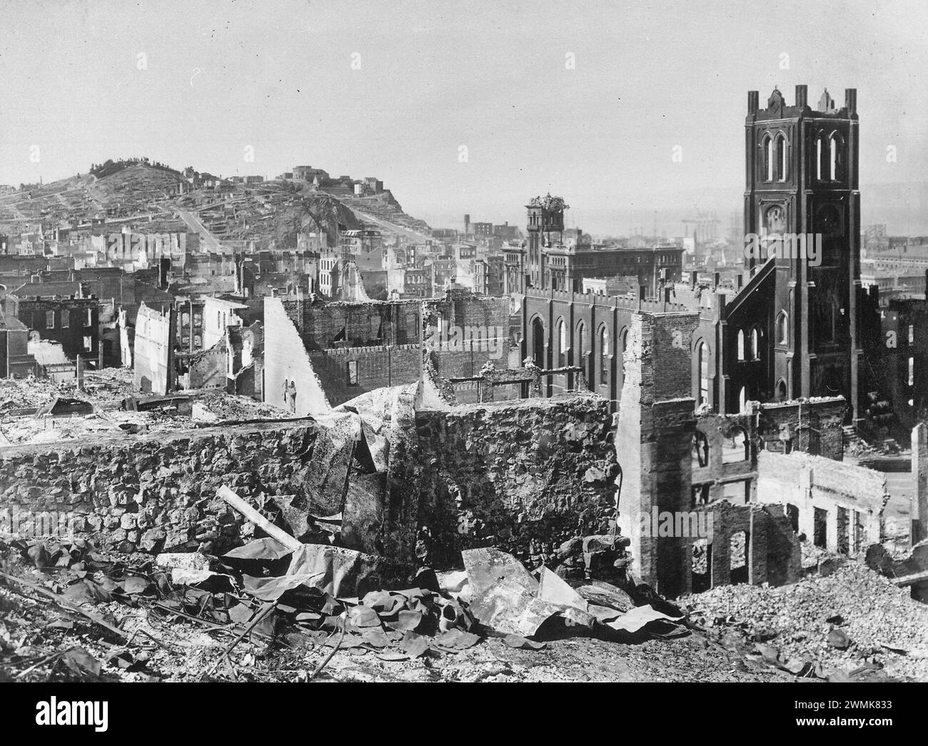 San Francisco terremoto del 1906: area nord della California Street in prossimità di Grant Avenue mostra Telegraph Hill in distanza. La chiesa permanente sulla destra è Chiesa di Santa Maria, ingresso a Chinatown. L'area adiacente alla chiesa di Santa Maria,mostrando una accartocciata o torre campanaria è la Sala della Giustizia su Kearny e strade di argilla Foto Stock