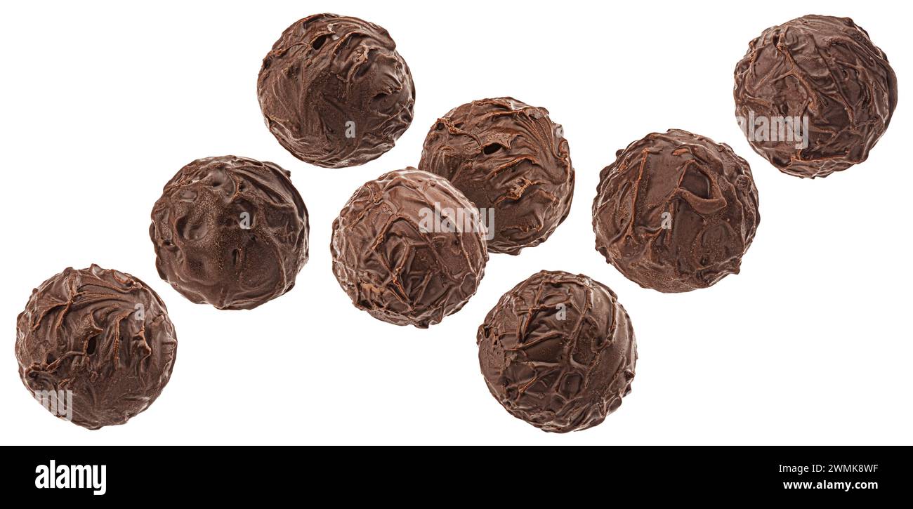 Caramelle di cioccolato rotonde isolate su sfondo bianco Foto Stock