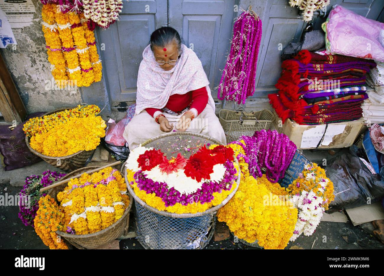 Il venditore ambulante vende fiori a Kathmandu; Kathmandu, Nepal Foto Stock