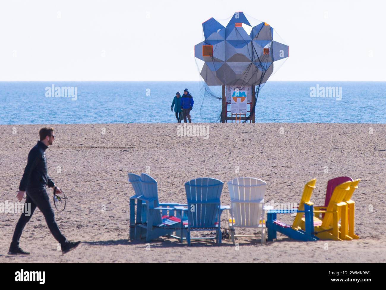 Toronto, Canada. 26 febbraio 2024. L'installazione artistica "abbiamo catturato Un UFO!" È stato visto alla mostra pubblica del concorso internazionale di design 2024 Winter Stations a Toronto, Canada, il 26 febbraio 2024. Winter Stations è un concorso internazionale di design a singolo stadio che si tiene ogni anno a Toronto. Crediti: Zou Zheng/Xinhua/Alamy Live News Foto Stock