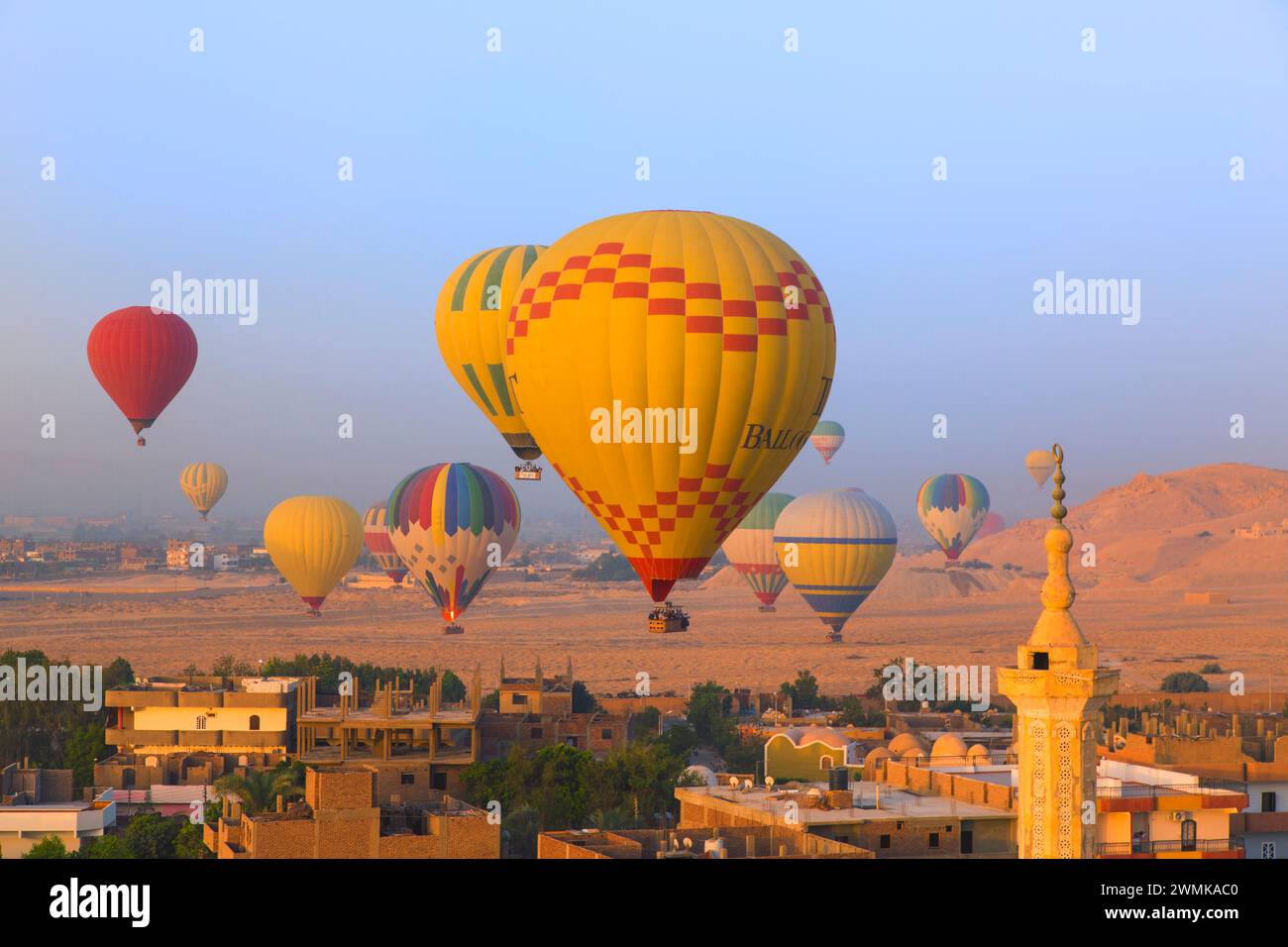 NA mongolfiere che trasportano turisti su luxor, Egitto Foto Stock