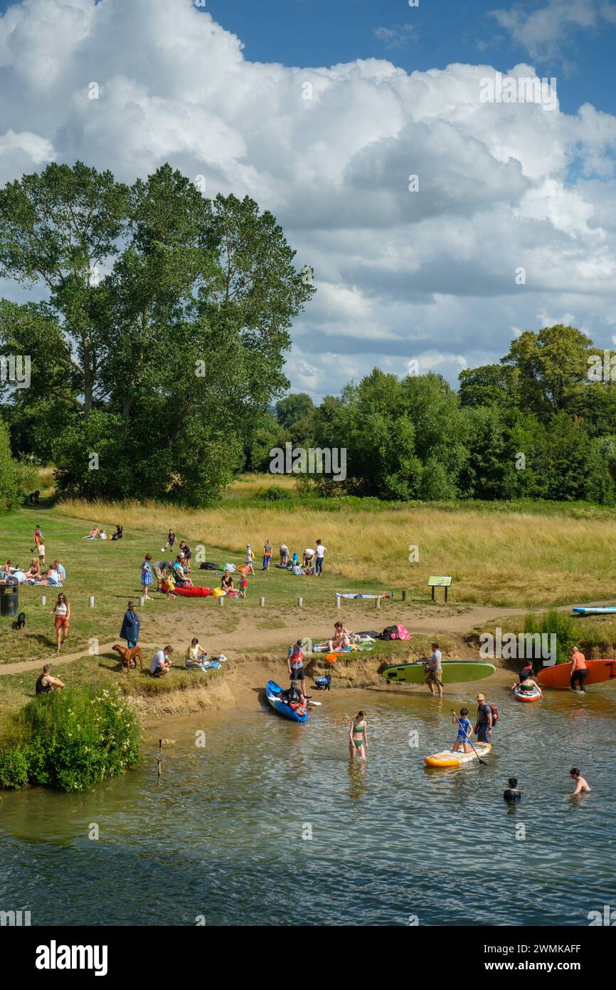 Wallingford Beach, gente del posto e turisti che si godono il sole estivo sul fiume Tamigi, che è stato designato come sito di acque balneabili del Regno Unito Foto Stock