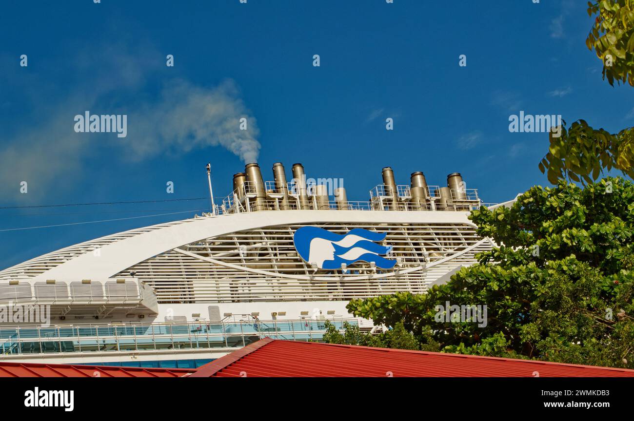 ROATAN, HONDURAS - 23 gennaio 2024: Il porto di Roatan è uno dei due porti crocieristici di Roatan. Si stima che 580,000 visitino Roatan ogni anno attraverso questo porto Foto Stock
