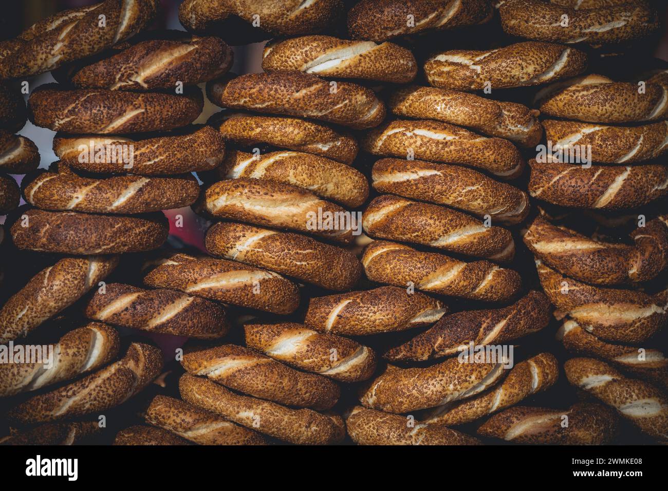 Primo piano di una pila di prodotti da forno in vendita; Simit, Istanbul, Turchia Foto Stock