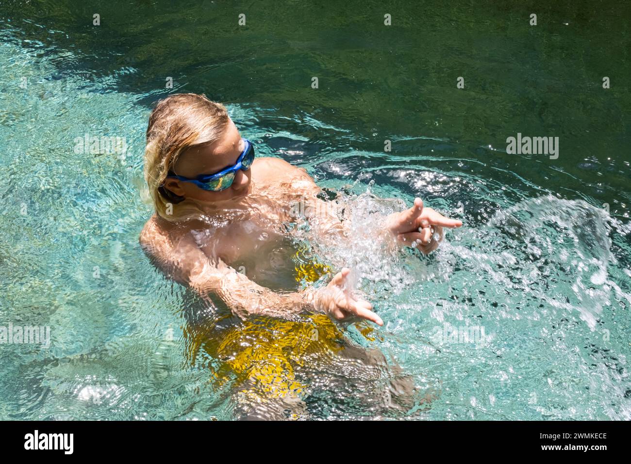 Gli adolescenti si divertono in piscina in vacanza. Foto Stock