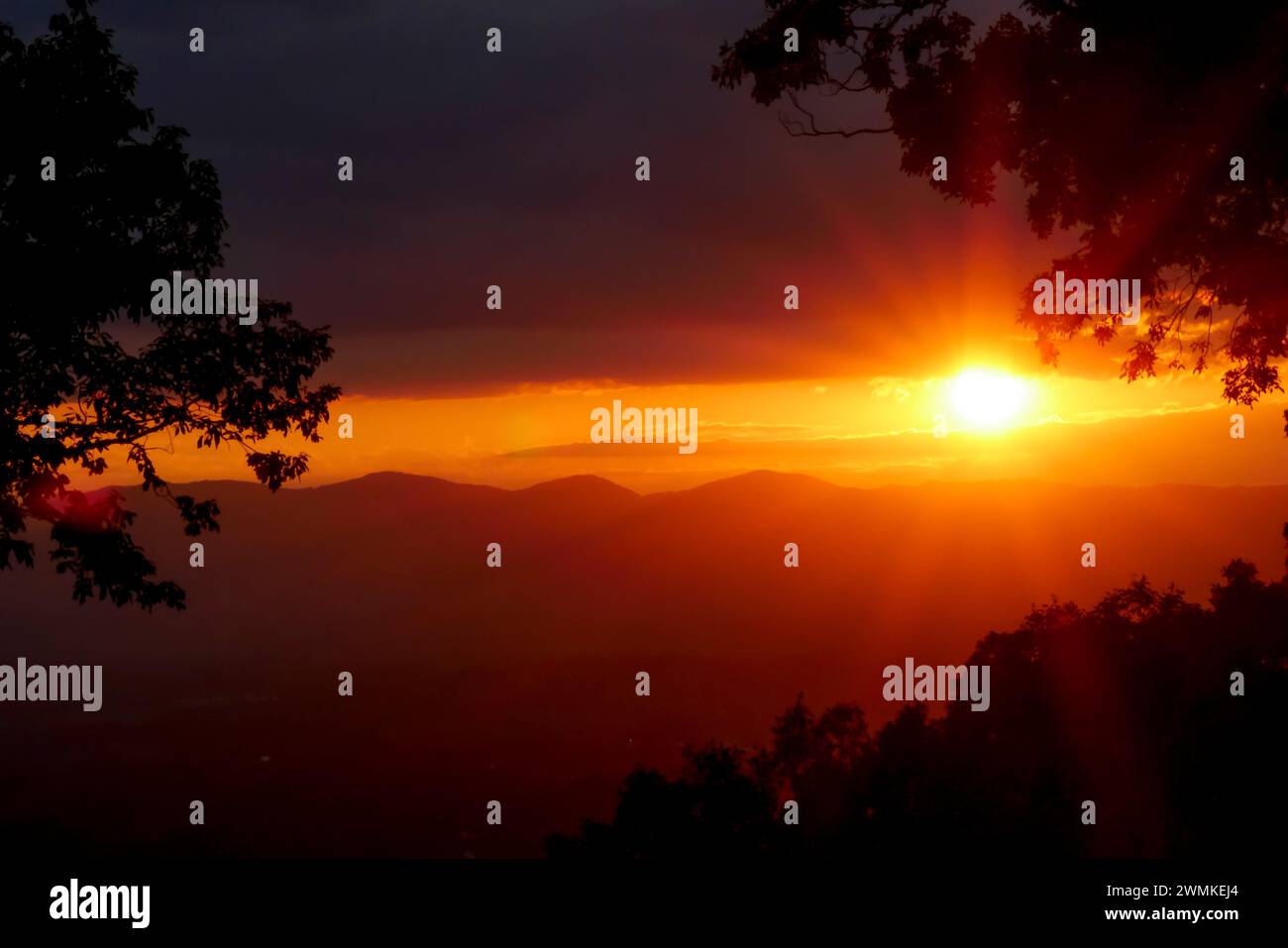 Tramonto brillante sulle Blue Ridge Mountains; Weaverville, North Carolina, Stati Uniti d'America Foto Stock