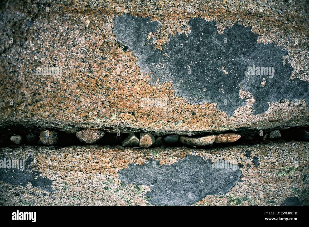 Le pietre riempiono una crepa in una grande roccia; Stati Uniti d'America Foto Stock
