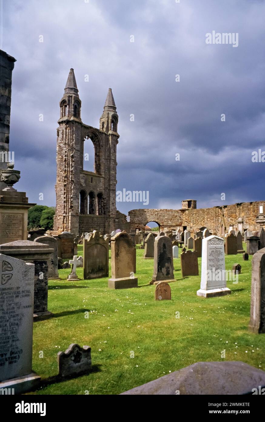 Cimitero sotto un cielo coperto di pietre tombali nuove e vecchie Foto Stock