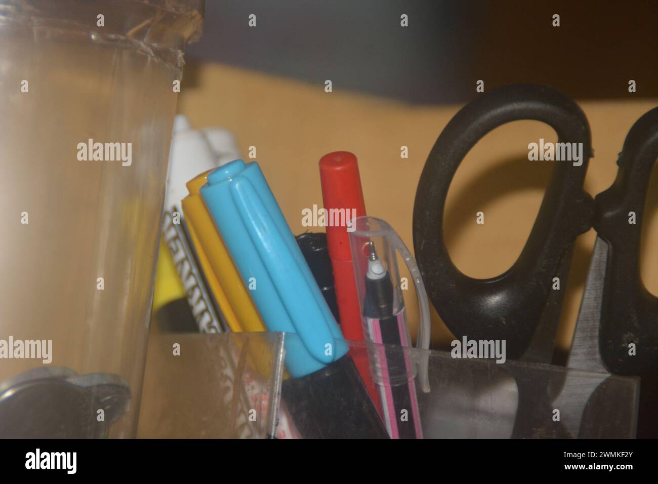 vista ravvicinata della cancelleria per le scuole per bambini, utilizzata per l'apprendimento e per facilitare il processo di apprendimento. niente persone. Foto Stock