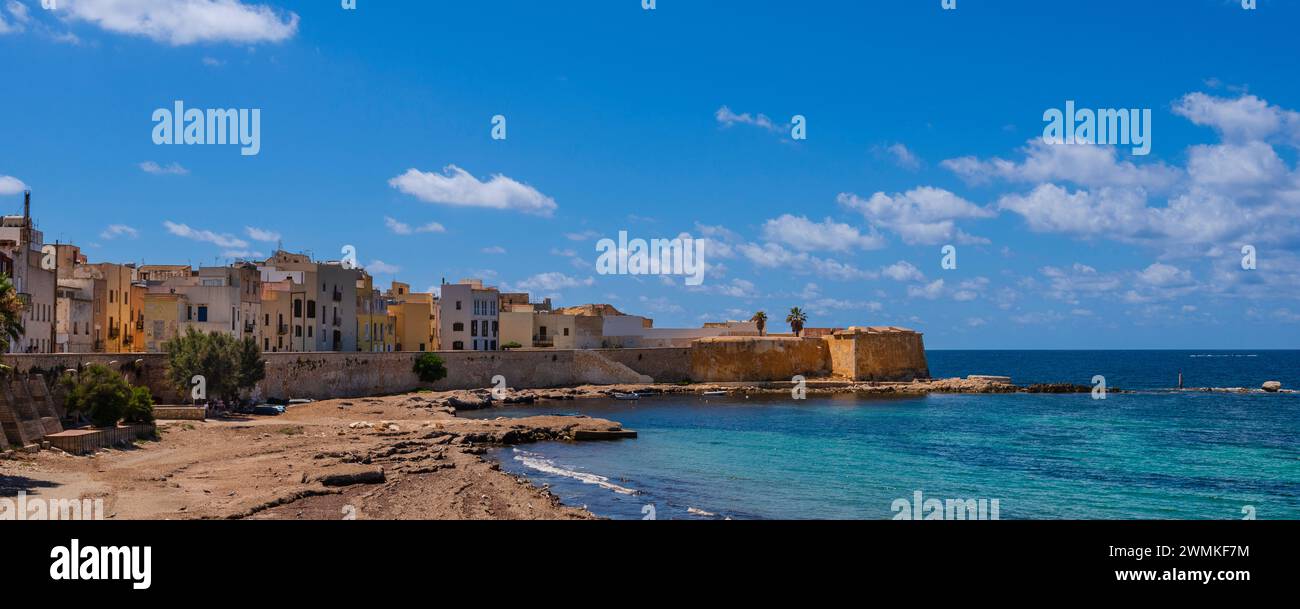 Città di Trapani e vista del centro storico sul mare con la Fortificazione Bastione Conca; Trapani, Sicilia, Italia Foto Stock