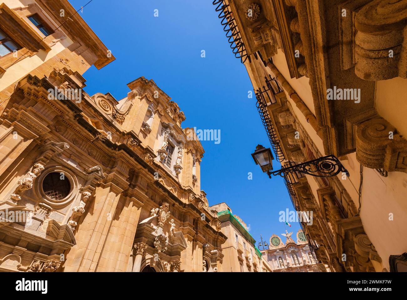 Ammira l'ornata opera in pietra dei vecchi edifici della storica città vecchia di Trapani; Trapani, Sicilia, Italia Foto Stock