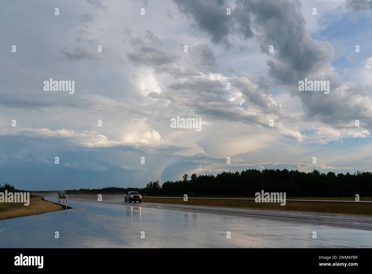 Cieli tempestosi sulle aree rurali dell'Alberta. I cieli ripuliti appaiono dopo che la tempesta è passata; grande Prairie, Alberta, Canada Foto Stock