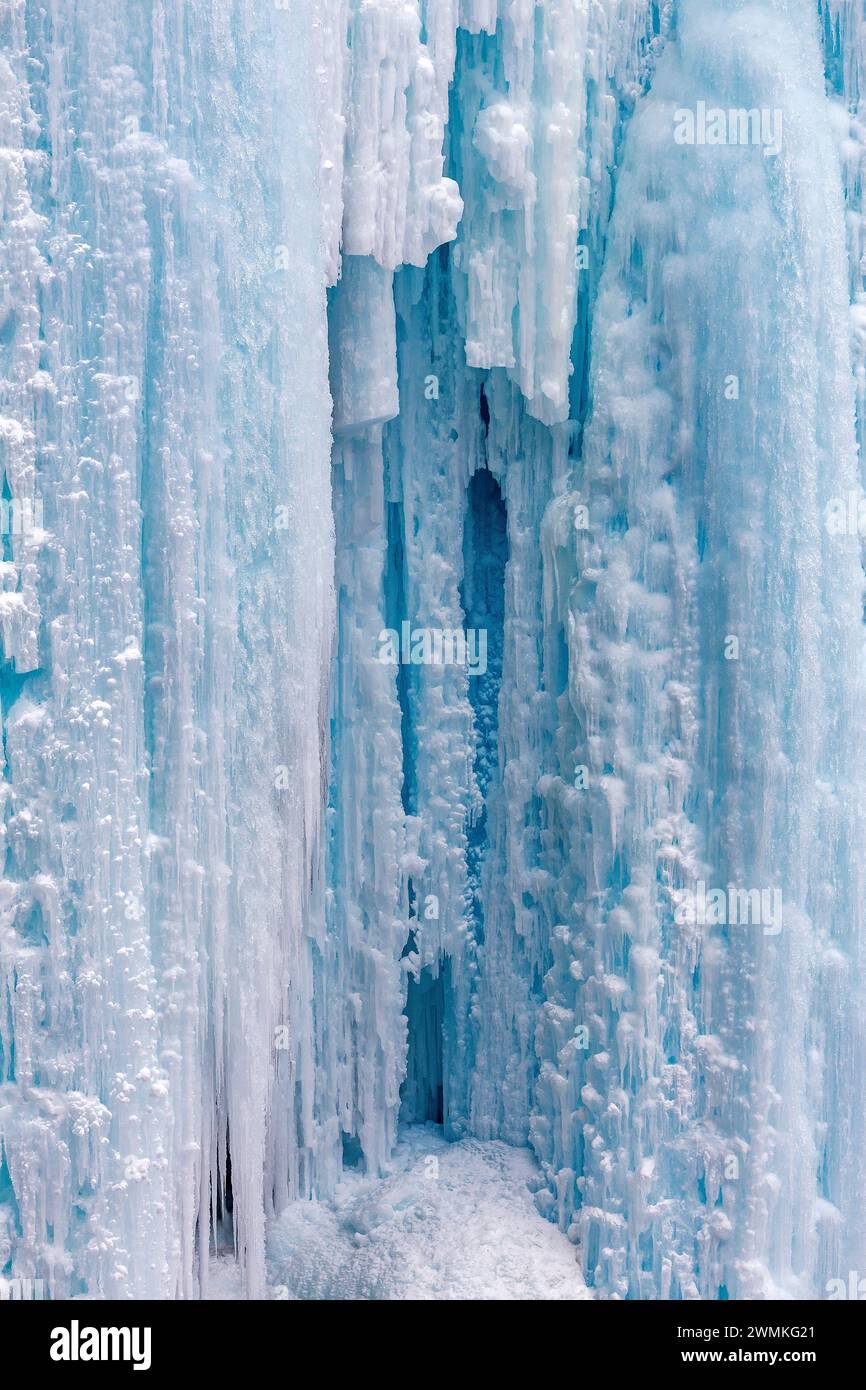 Primo piano di una cascata di ghiaccio che crea una scultura di ghiaccio blu naturale; Lake Louise, Alberta, Canada Foto Stock