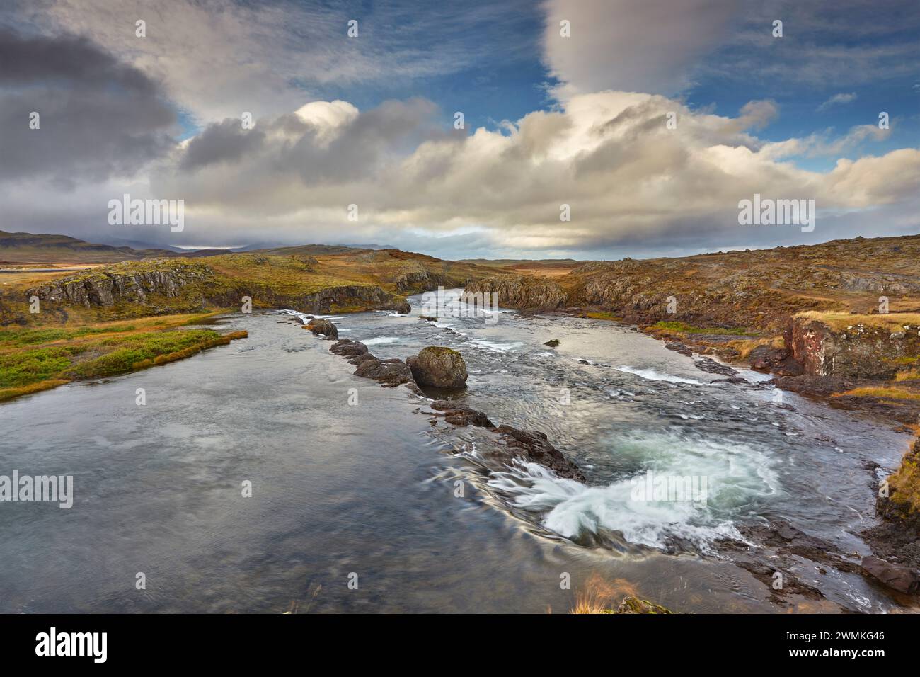 Fiume Grimsa a Fossatun, vicino a Borgarnes, Islanda; Islanda Foto Stock