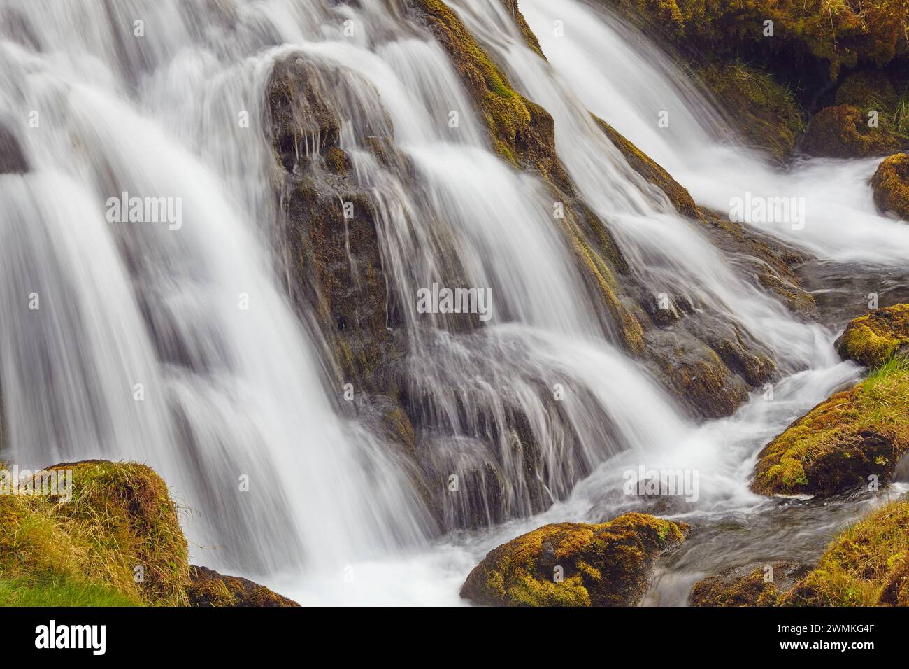 Cascate della cascata Hafrafell nelle montagne vicino a Stykkisholmur, penisola di Snaefellsnes, Islanda occidentale; Islanda Foto Stock