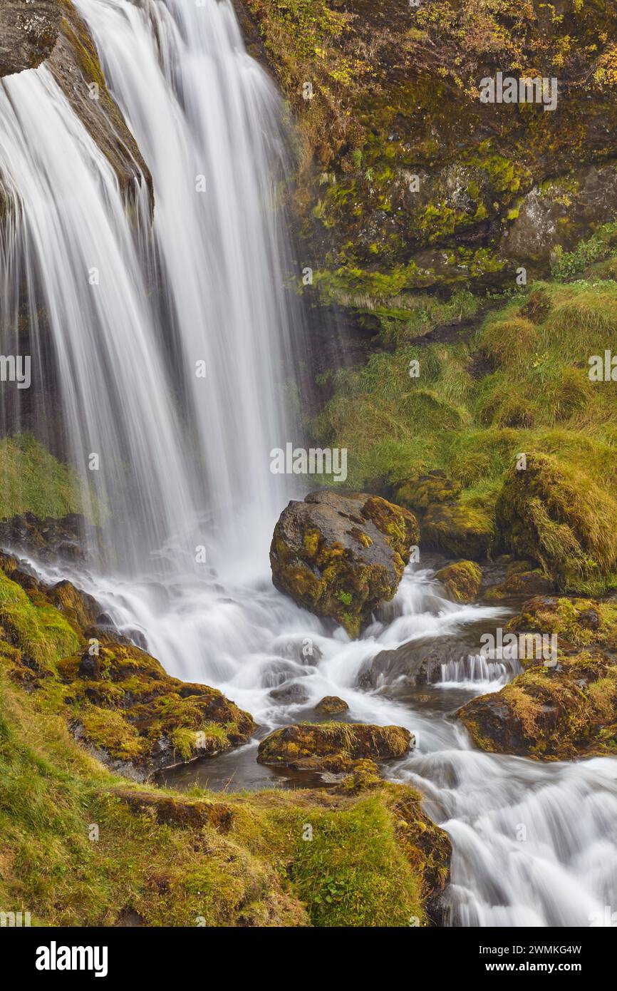 Cascata Hafrafell nelle montagne vicino a Stykkisholmur, penisola di Snaefellsnes, Islanda occidentale; Islanda Foto Stock