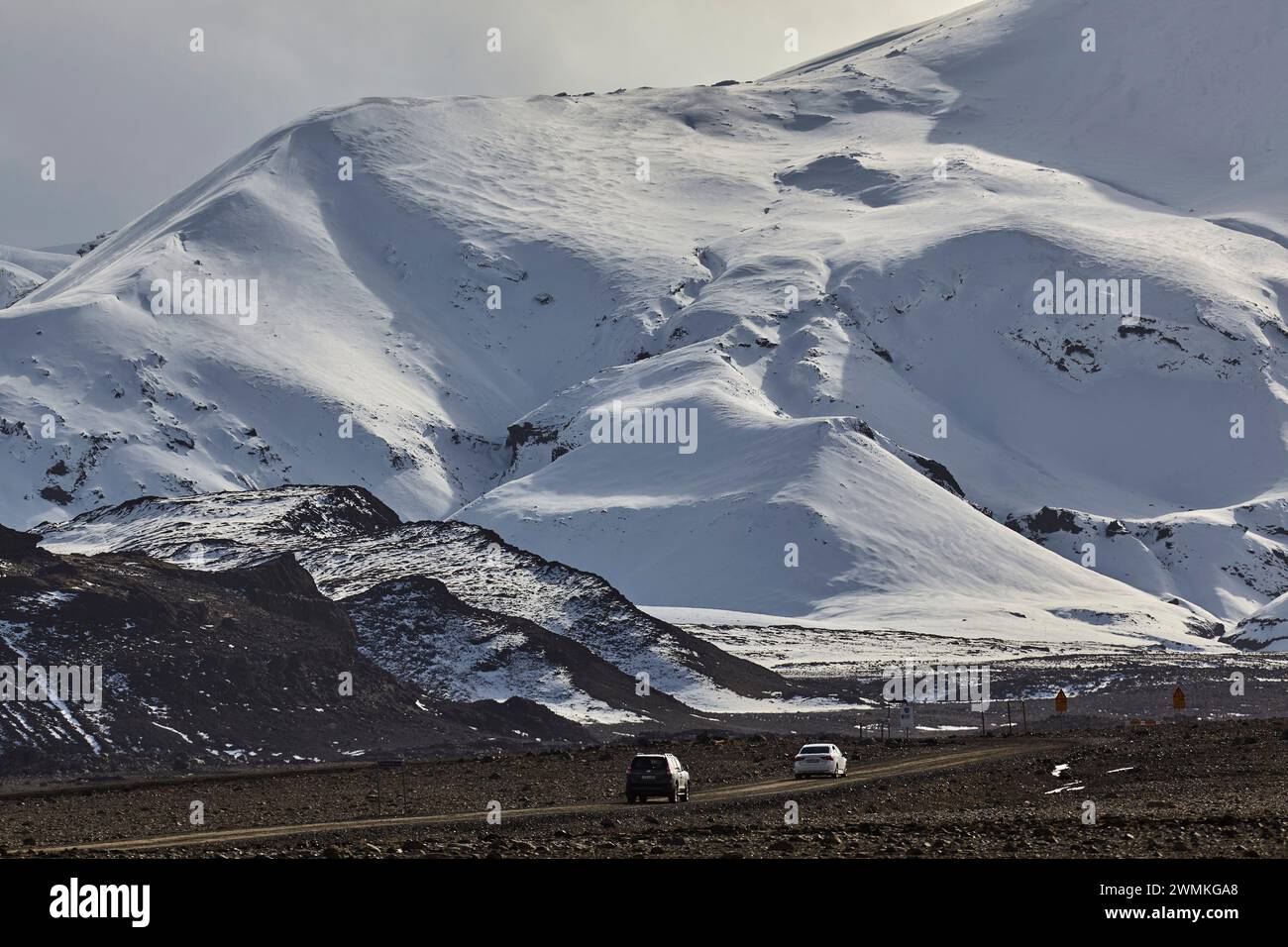 I veicoli viaggiano sulla F550 nelle Highlands occidentali, che portano al ghiacciaio Langjokull e alla valle di Kaldidalur, Islanda occidentale; Islanda Foto Stock