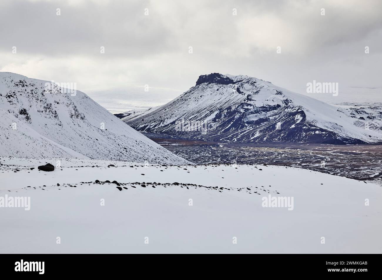 Montagne innevate all'inizio dell'inverno nella valle di Kaldidalur, viste dal ghiacciaio Langjokull, nelle Highlands occidentali dell'Islanda occidentale; Islanda Foto Stock