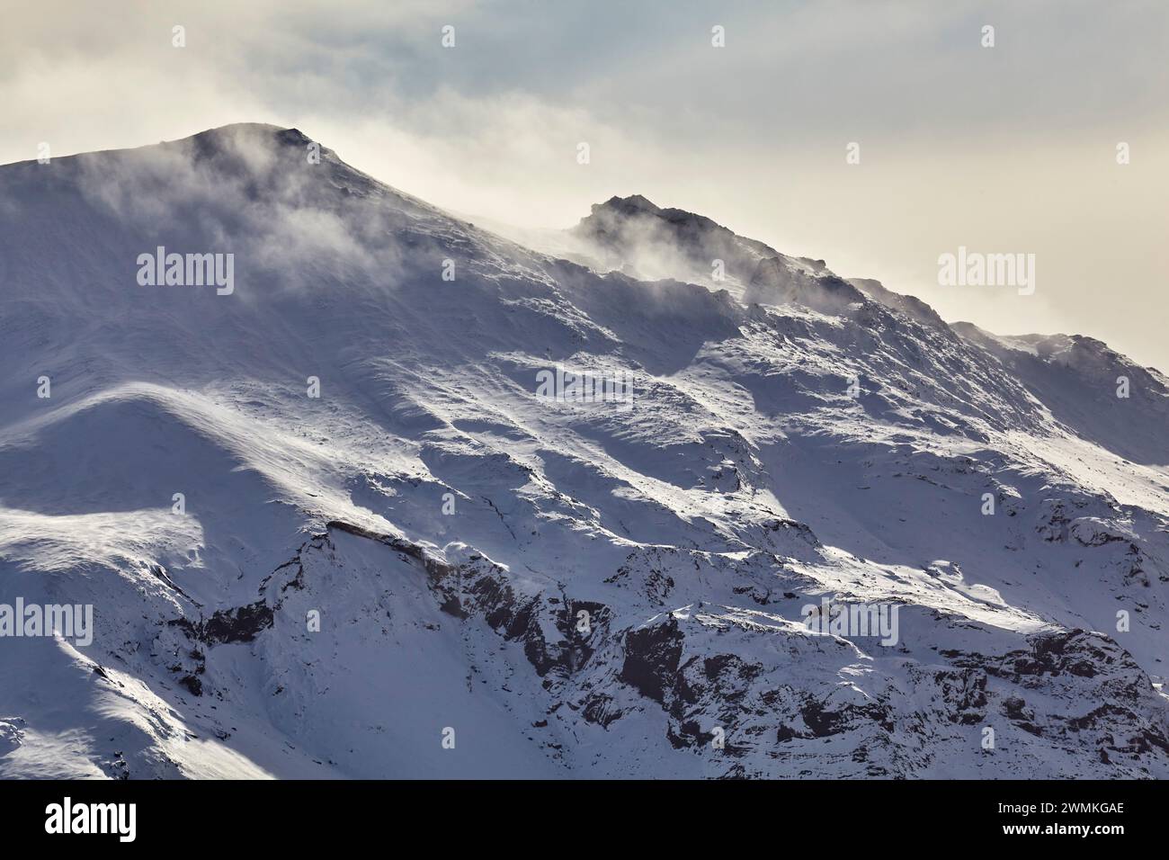 Montagne innevate all'inizio dell'inverno nella valle di Kaldidalur, vicino al ghiacciaio Langjokull, nelle Highlands occidentali dell'Islanda occidentale; Islanda Foto Stock