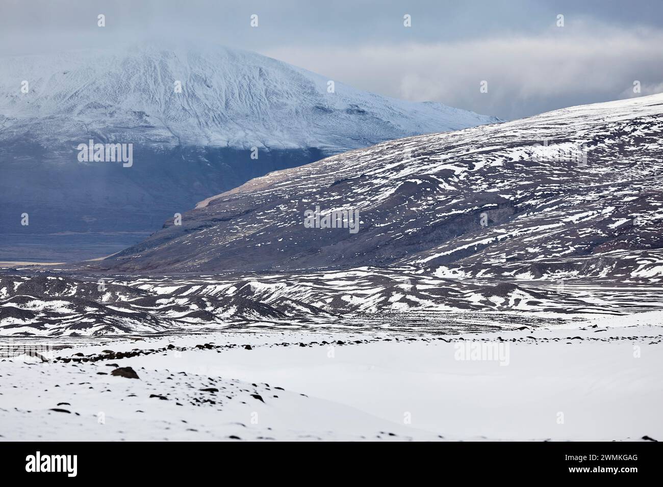 Montagne innevate all'inizio dell'inverno nella valle di Kaldidalur, viste dal ghiacciaio Langjokull, nelle Highlands occidentali dell'Islanda occidentale; Islanda Foto Stock