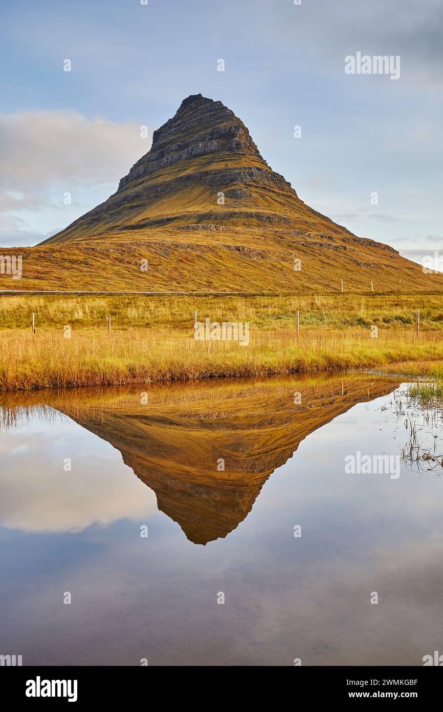 La montagna di Kirkjufell e la sua immagine speculare in acqua, vicino a Grundarfjordur, Snaefellsnes, Islanda; Islanda Foto Stock