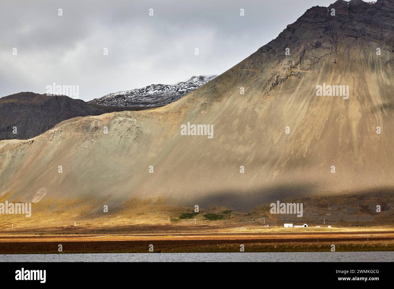 Vista sul lago Torfavatn verso le montagne sul lato sud della penisola di Snaefellsnes, costa occidentale dell'Islanda; Islanda Foto Stock