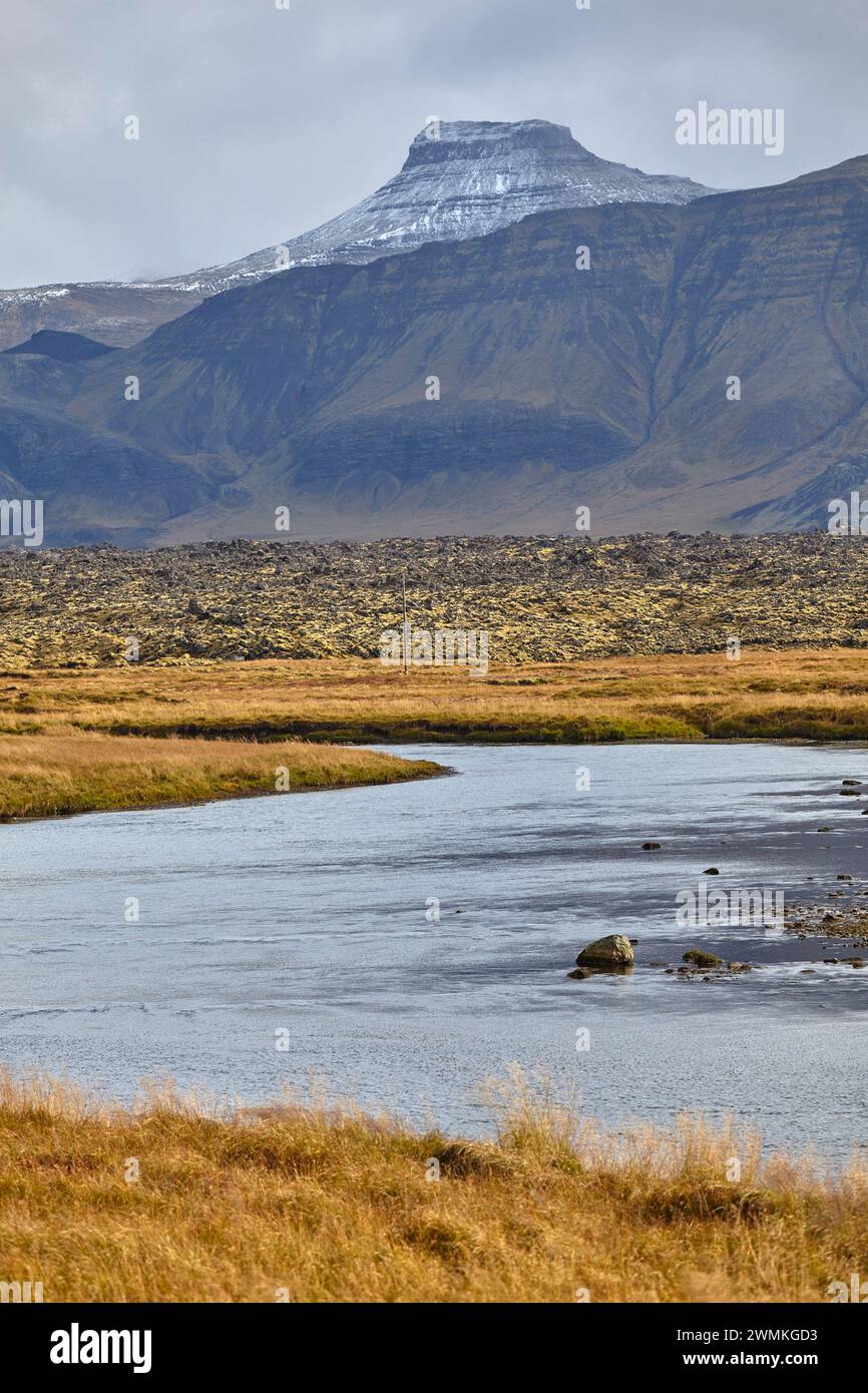 Paesaggio aspro sulla penisola di Snaefellsnes lungo la costa occidentale dell'Islanda; Islanda Foto Stock