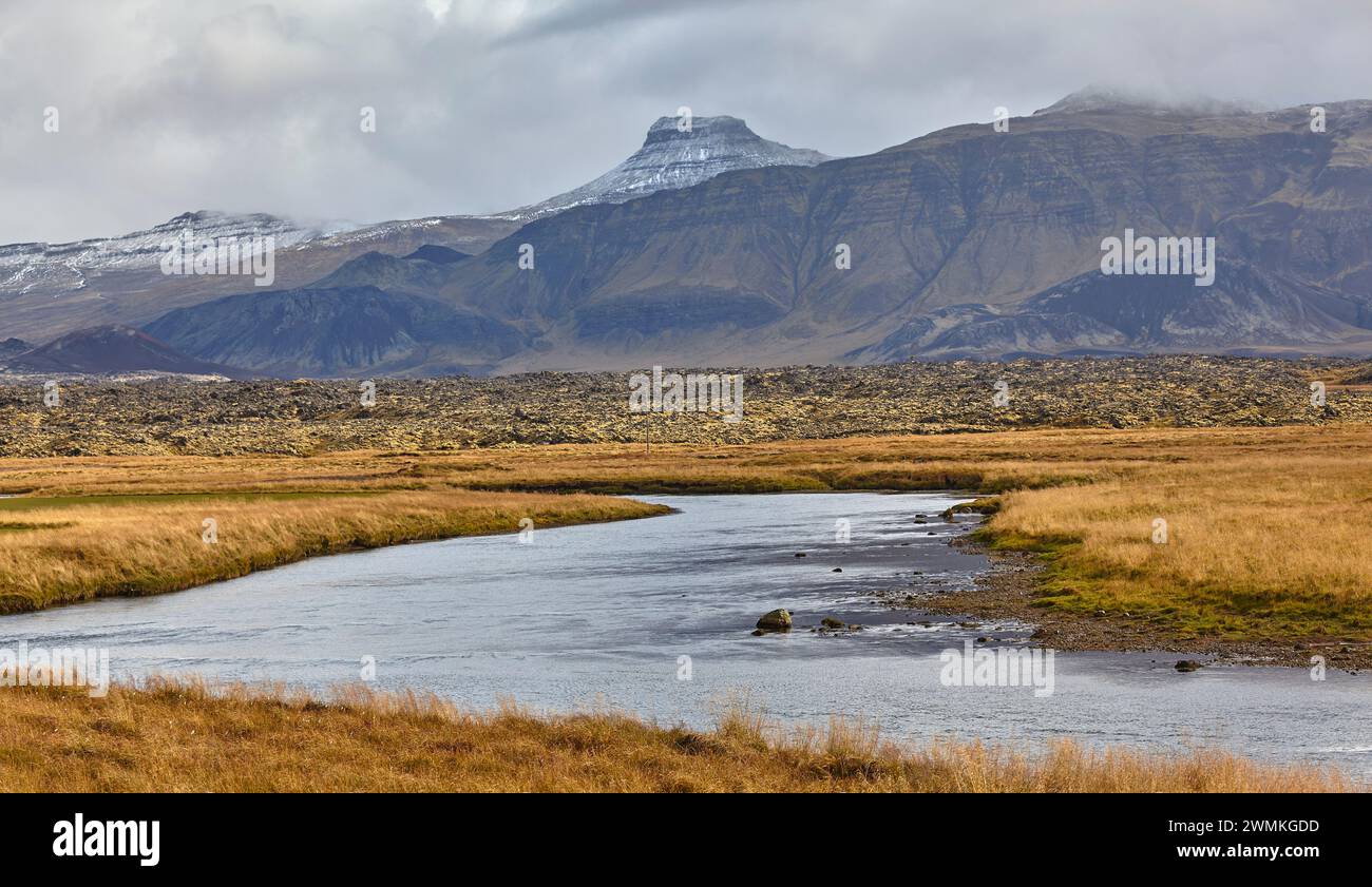 Paesaggio aspro sulla penisola di Snaefellsnes lungo la costa occidentale dell'Islanda; Islanda Foto Stock