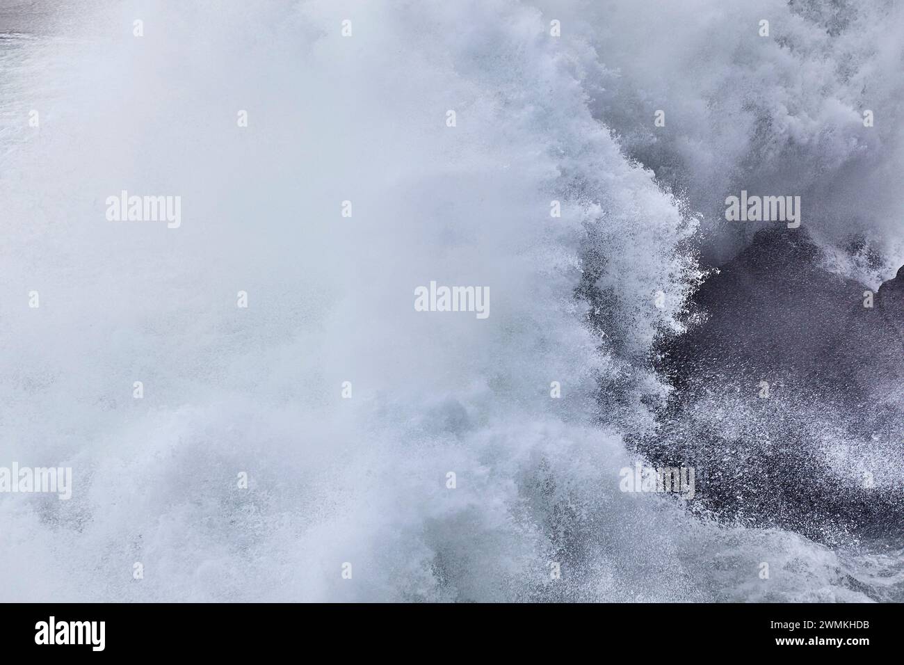Potente spruzzo di una tempesta di surf; Arnastapi, Islanda Foto Stock
