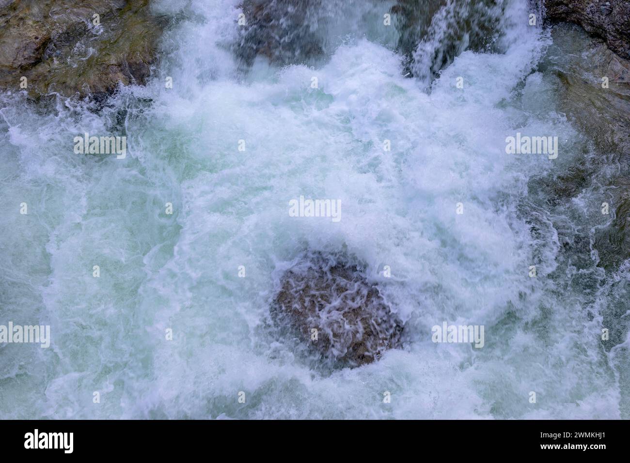 Vista dall'alto delle rapide acque bianche lungo il Cedars Mills Trail nel Lynn Valley Canyon; North Vancouver, British Columbia, Canada Foto Stock