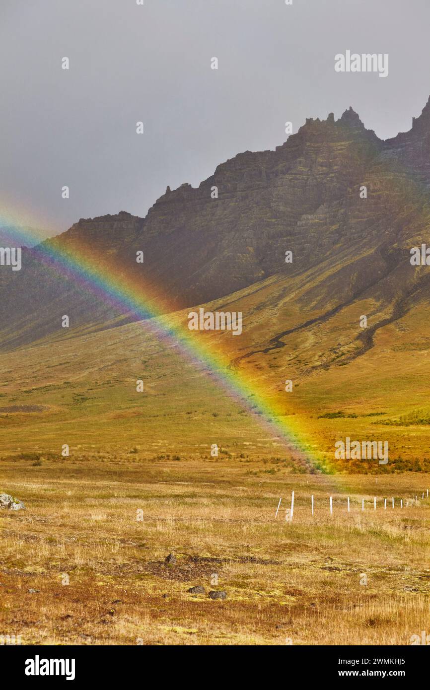 L'arcobaleno si estende attraverso una valle sulla penisola di Snaefellsnes, sulla costa occidentale dell'Islanda; Islanda Foto Stock