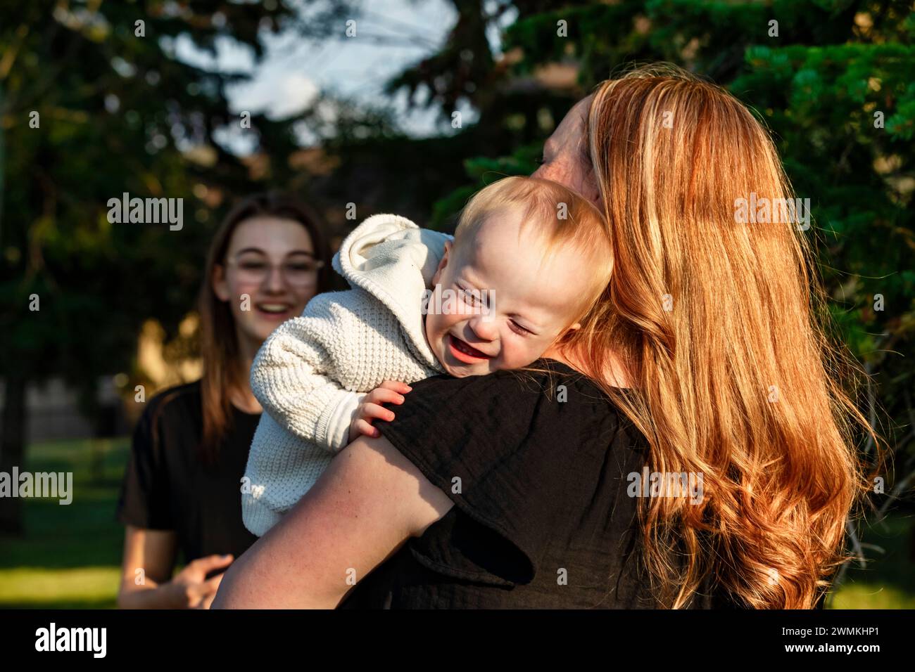 Madre che trascorre del tempo all'aperto con la figlia adolescente e il figlio che ha la sindrome di Down, Leduc, Alberta, Canada Foto Stock