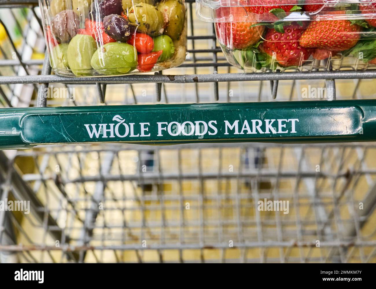Dallas, Texas, USA - 25 febbraio 2024: Mercato cart of Whole Foods con alimentari. Di proprietà di Amazon, Whole Foods, una catena di alimentari statunitense, vende cibo senza arti Foto Stock