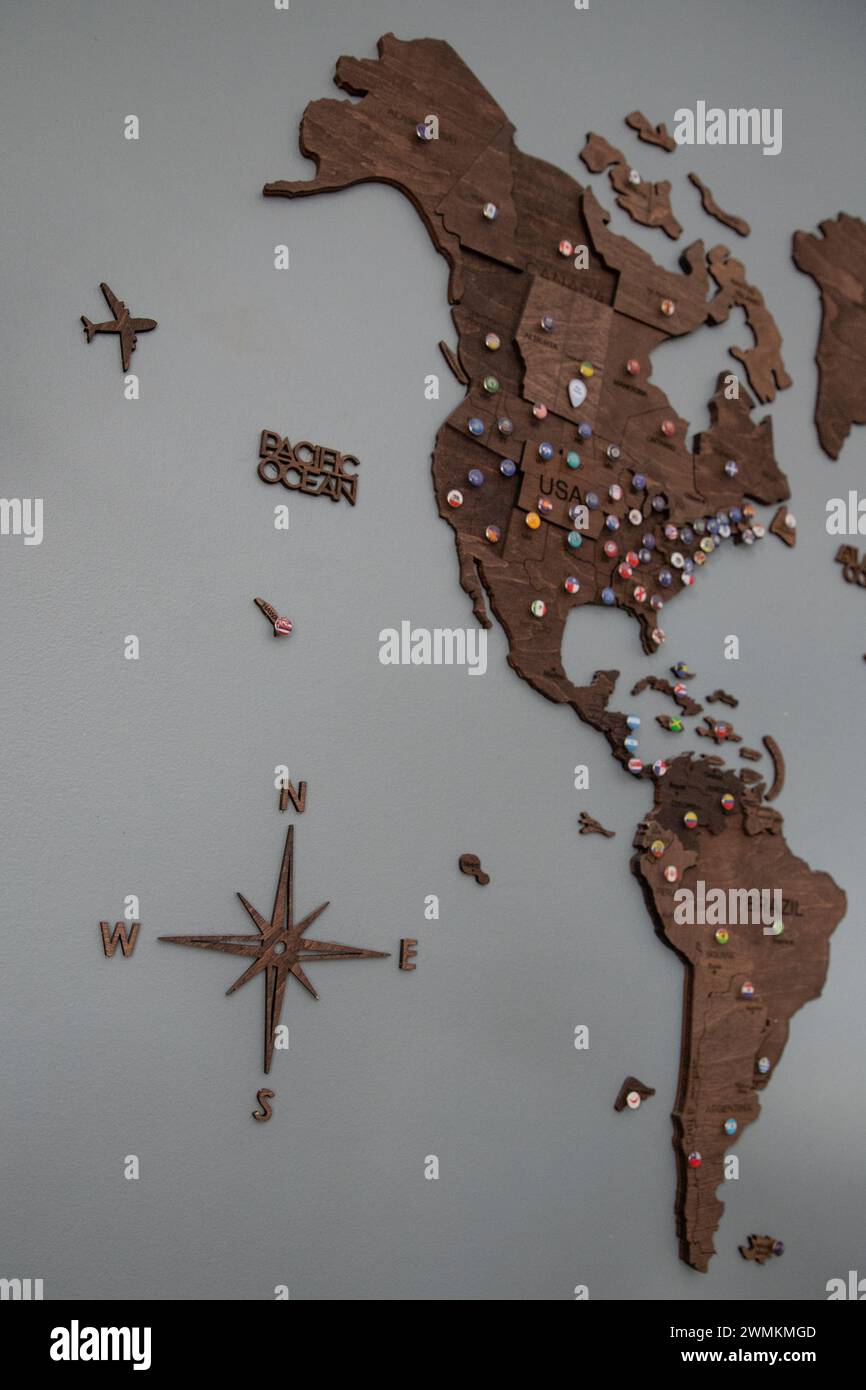 Mappa di viaggio in legno per il Nord e il Sud America, con spille per i paesi Foto Stock