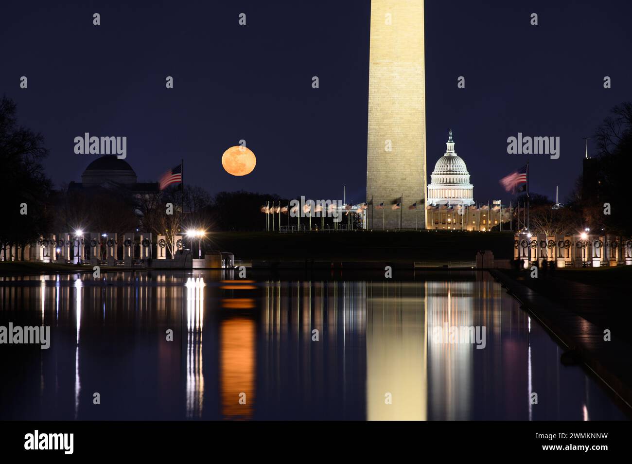 La Luna di neve si innalza sopra la piscina riflettente a Washington DC Foto Stock