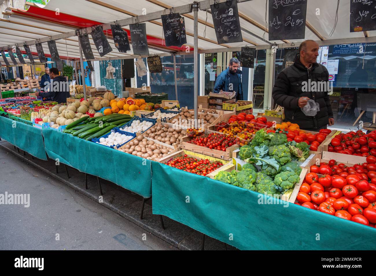 Parigi, Francia - 14 maggio 2023: Molte passeggiate turistiche e shopping al mercato Aligre di Parigi Foto Stock