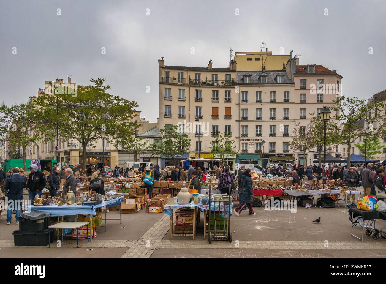 Parigi, Francia - 14 maggio 2023: Molte passeggiate turistiche e shopping al mercato Aligre di Parigi Foto Stock