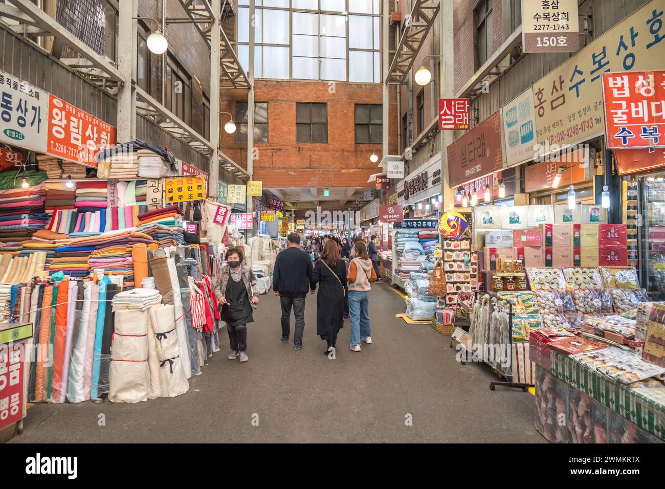 Seoul, Corea del Sud - 11 novembre 2022: Negozio di cibo e ingredienti con molti turisti al mercato di Gwangjang Foto Stock