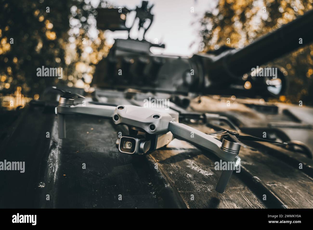 un drone sull'armatura del carro armato. Il concetto di conflitti militari moderni.. aiuto dei droni da ricognizione nella guerra moderna. Foto Stock