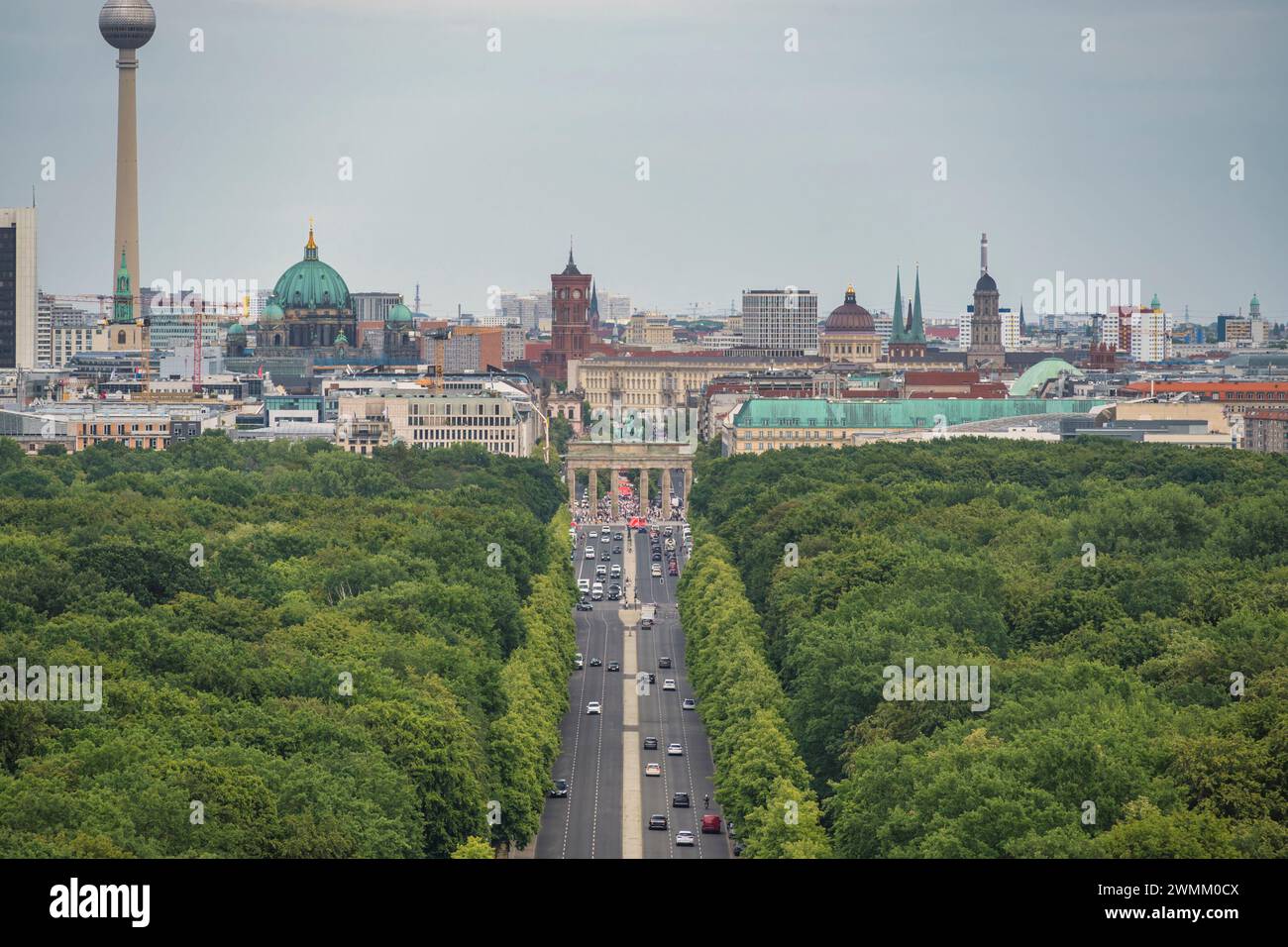 Berlino Germania, vista ad alto angolo dello skyline della città alla porta di Brandeburgo e al Tier Garden Foto Stock