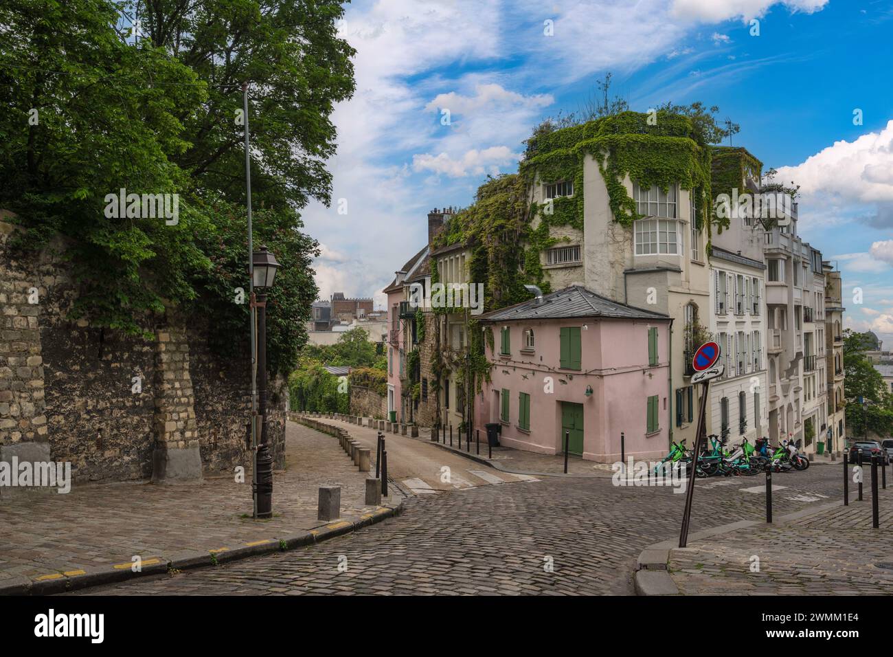 Parigi Francia, skyline della città in un edificio di architettura in via Montmartre Foto Stock