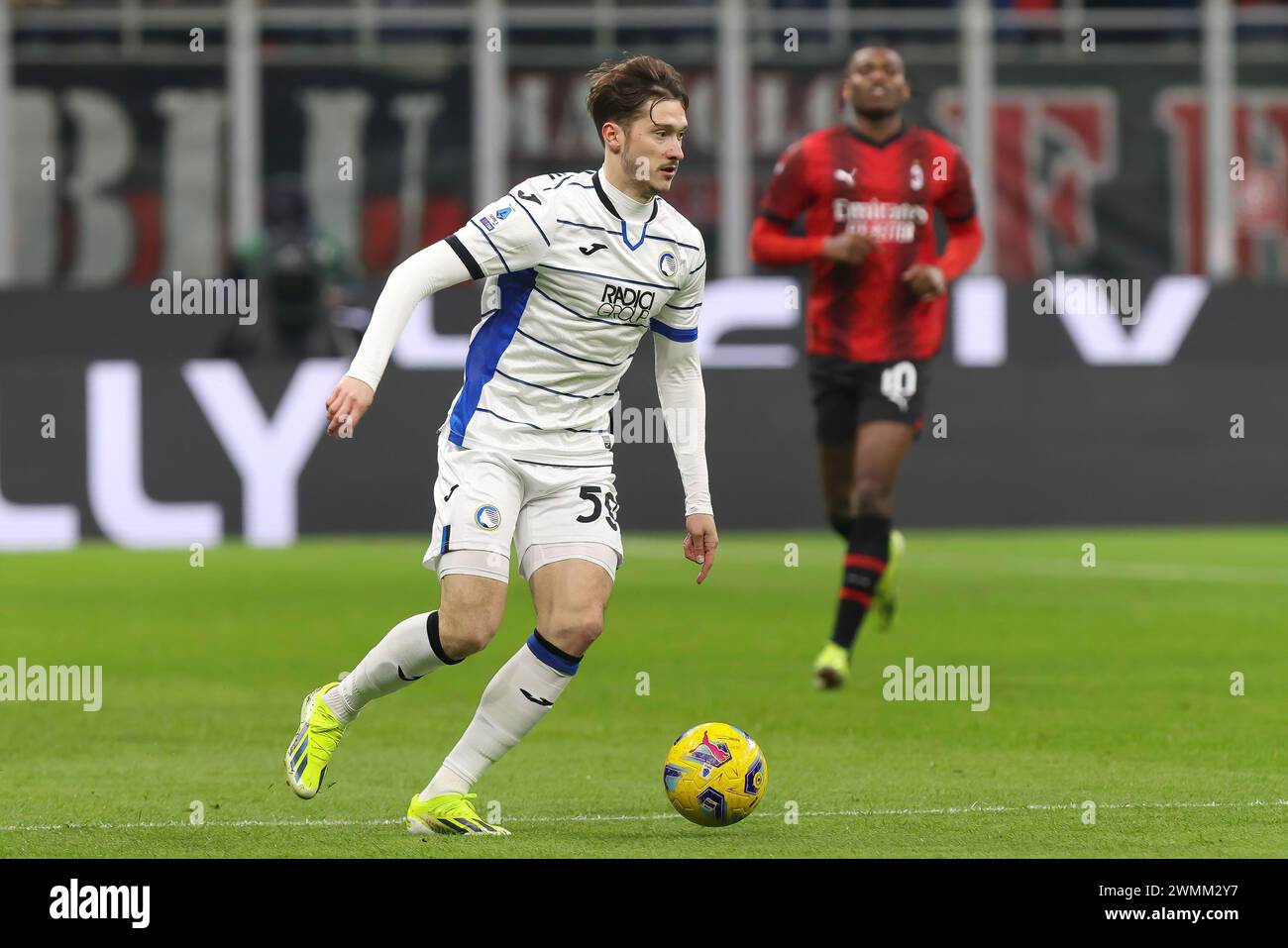 Milano, Italia. 25 febbraio 2024. Italia, Milano, febbraio 25 2024: Aleksey Miranchuk (Atalanta) dribbla in campo nel primo tempo durante la partita di calcio AC Milan vs Atalanta BC, giorno26 serie A 2023-2024 Stadio San Siro (foto di Fabrizio Andrea Bertani/Pacific Press) crediti: Pacific Press Media Production Corp./Alamy Live News Foto Stock