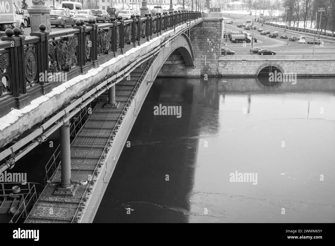 Ghiaccio sul fiume Mosca invernale sotto il ponte Bolshoi Kamenny sul terrapieno del Cremlino. Bianco e nero. Foto Stock