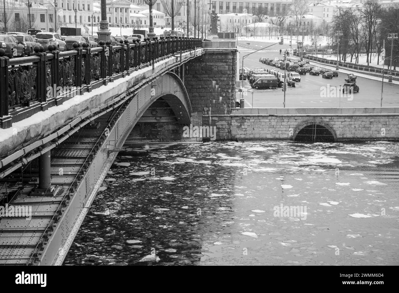 Deriva di ghiaccio sul fiume Mosca invernale sotto il ponte Bolshoi Kamenny sul terrapieno del Cremlino. Bianco e nero. Foto Stock