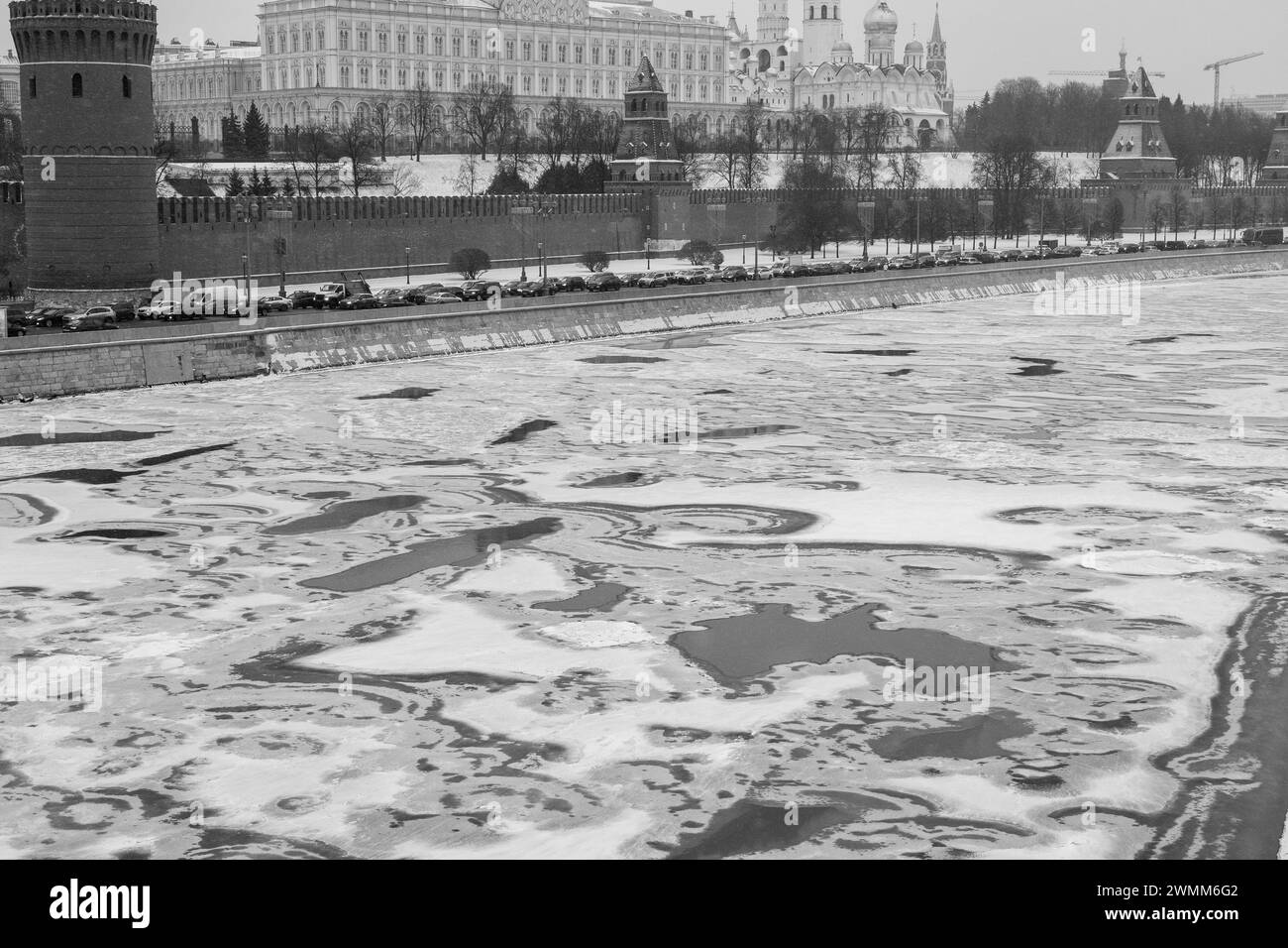 Inverno coperto di ghiaccio sul fiume Mosca con vista sul Cremlino e sull'argine del Cremlino. Bianco e nero. Foto Stock